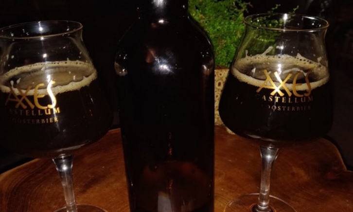 Paradisus Quadrupel fles, glazen met bier